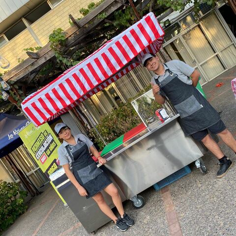 Equipo de El Carrito Chef junto al carro en un evento